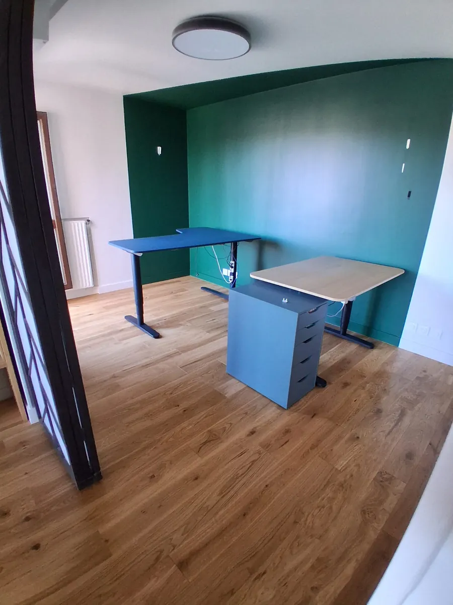 Bureau avec tête de mur peinte en vert et parquet contrecollé chêne, peintre en Essonne