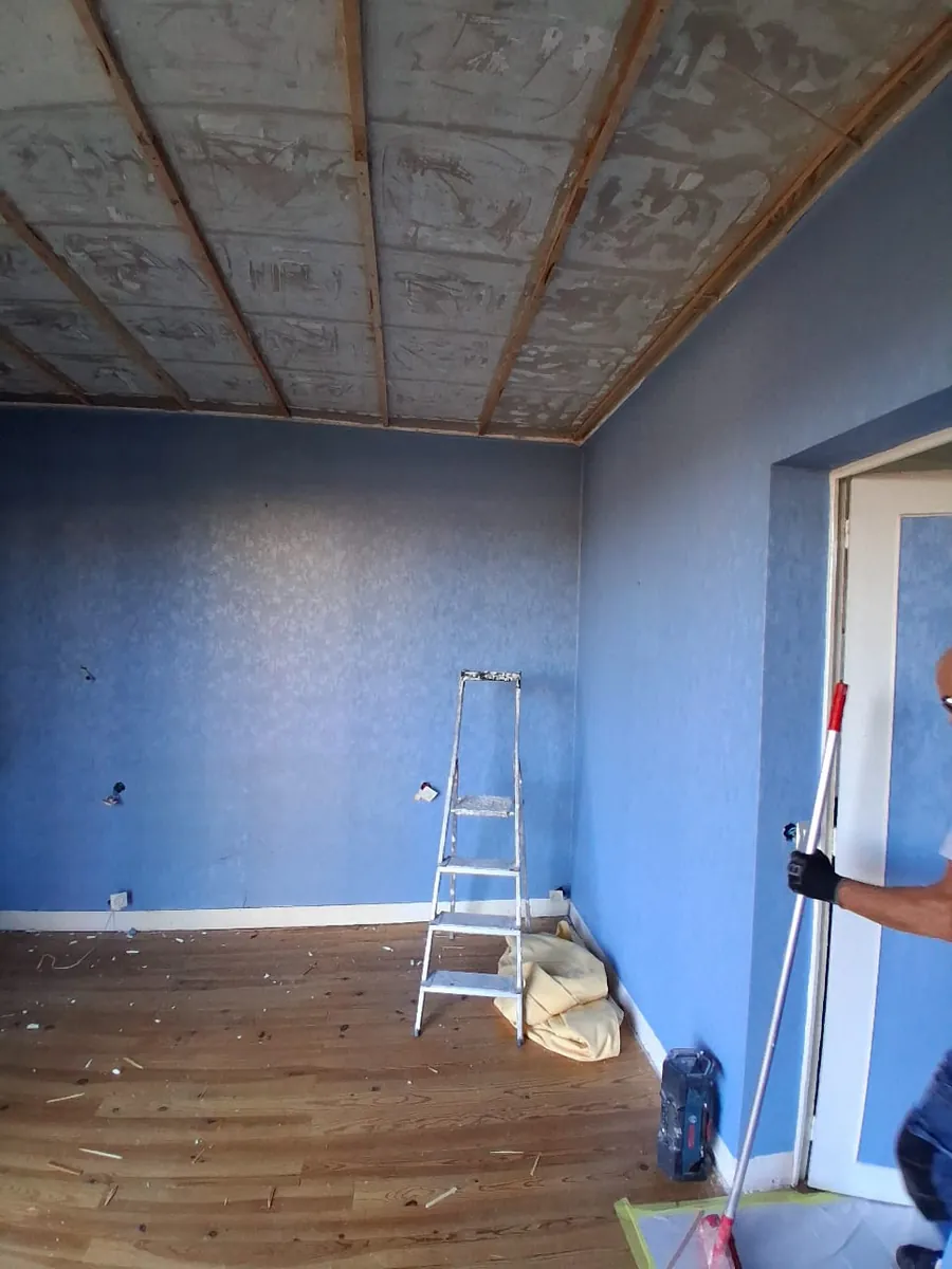 Chambre avant rénovation avec plafond à refaire et murs abîmés, en Essonne