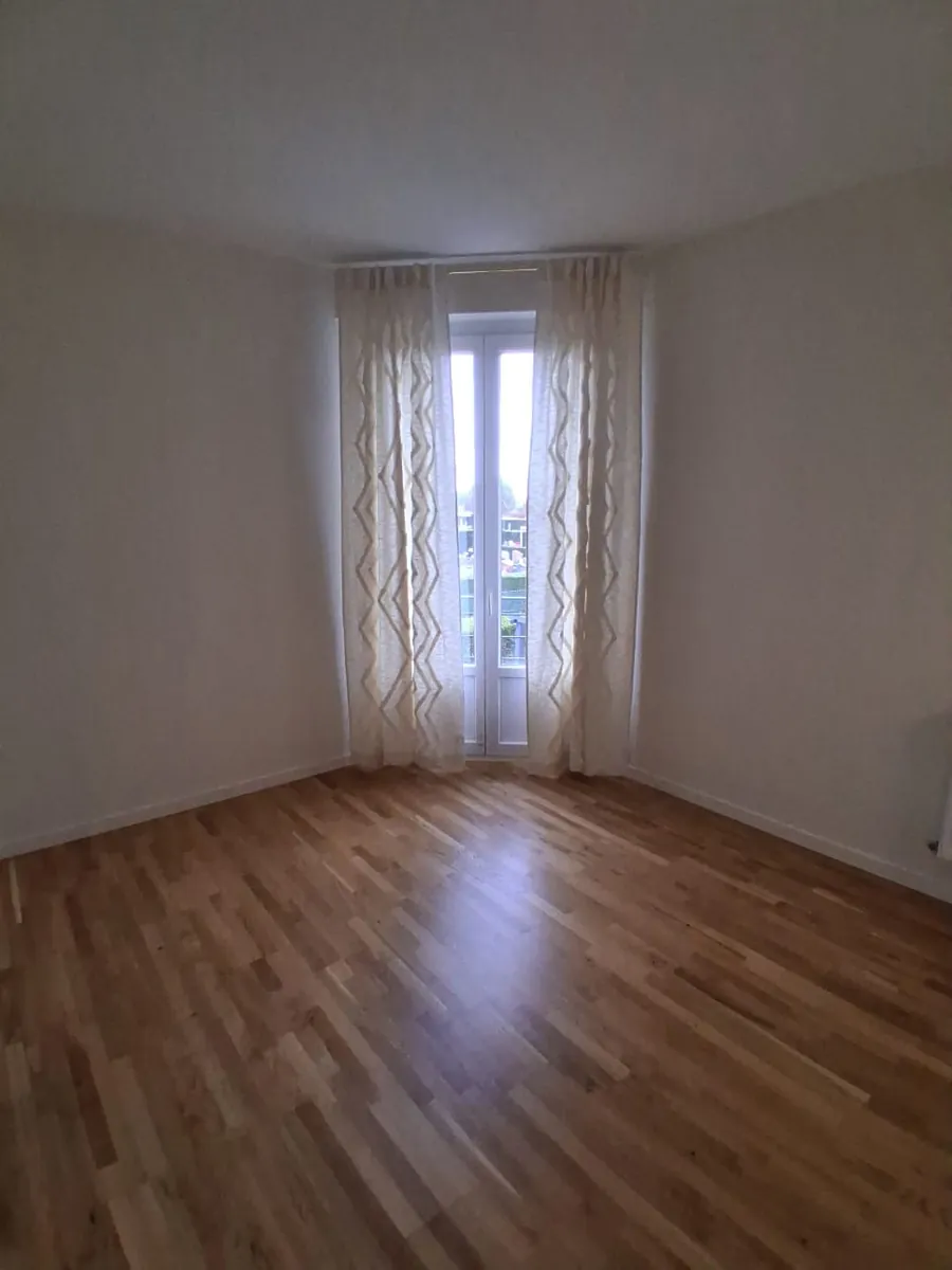 Chambre rénovée lumineuse avec parquet contrecollé chêne, rénovation en Essonne