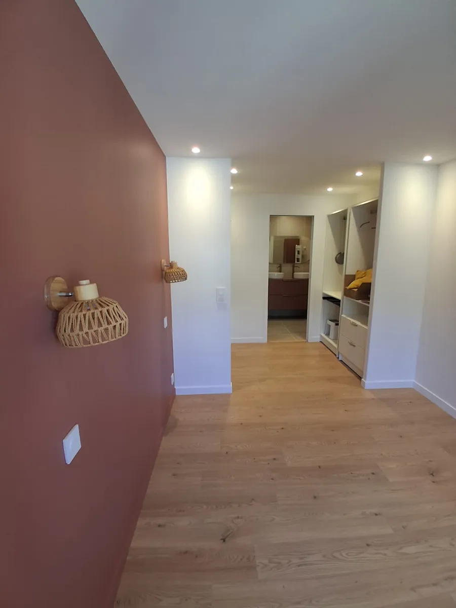 Couloir avec peinture terracotta et parquet chêne clair, rénovation appartement en Essonne