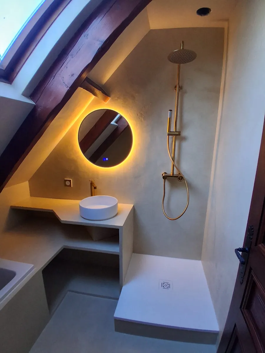 Douche italienne avec robinetterie dorée et miroir rétroéclairé, réalisation ACOS Renov en Essonne