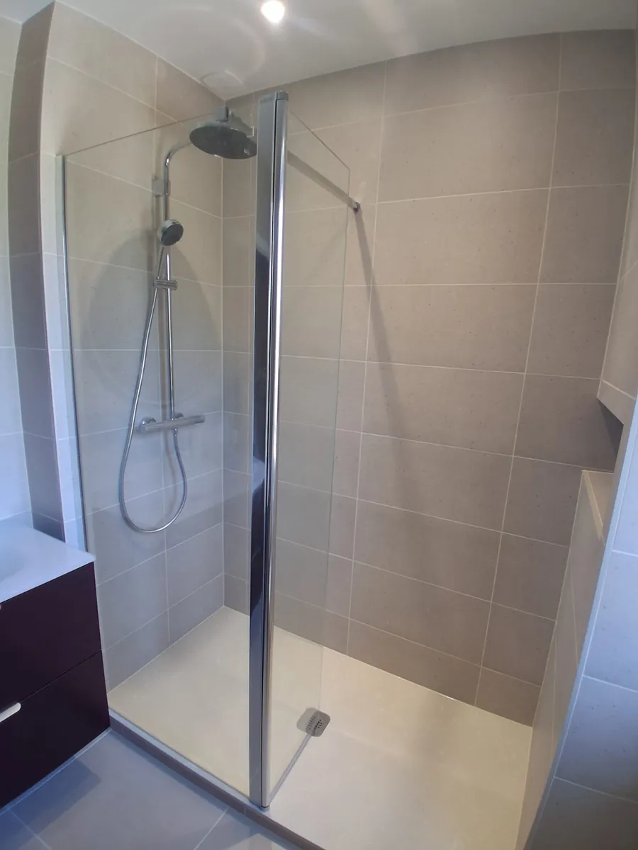 Douche italienne avec paroi en verre et colonne de douche, rénovation salle de bain en Essonne