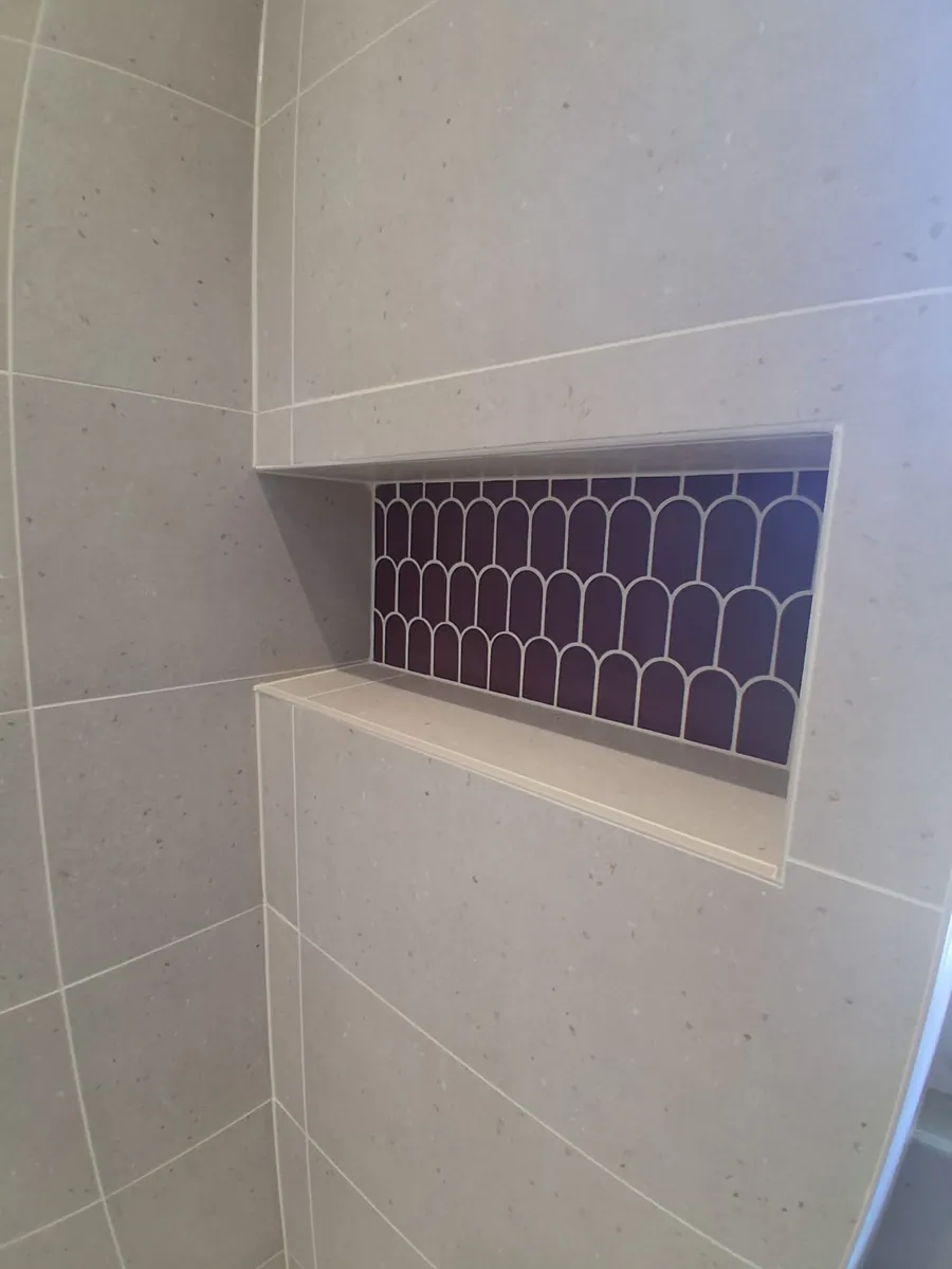 Niche de douche en faïence décorative posée par un carreleur en Essonne