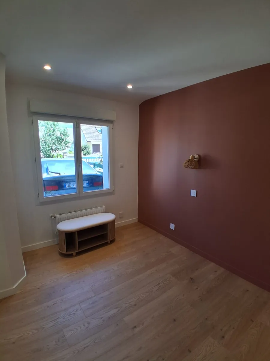 Mur peint en terracotta dans une chambre rénovée en Essonne