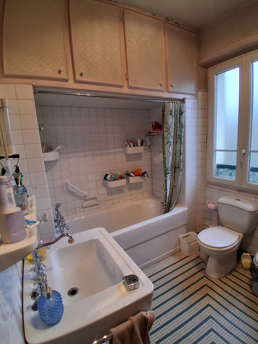 Salle de bain ancienne avec baignoire avant rénovation, en Essonne