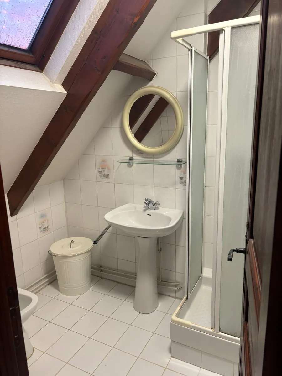 Salle de bain sous combles avant rénovation avec ancienne cabine de douche, en Essonne