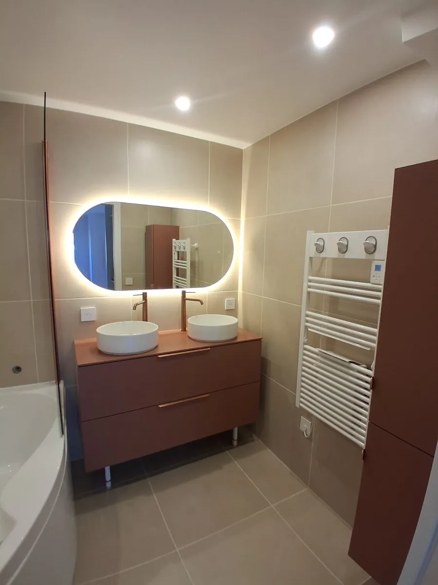 Salle de bain avec meuble double vasque terracotta et miroir rétroéclairé, rénovation en Essonne