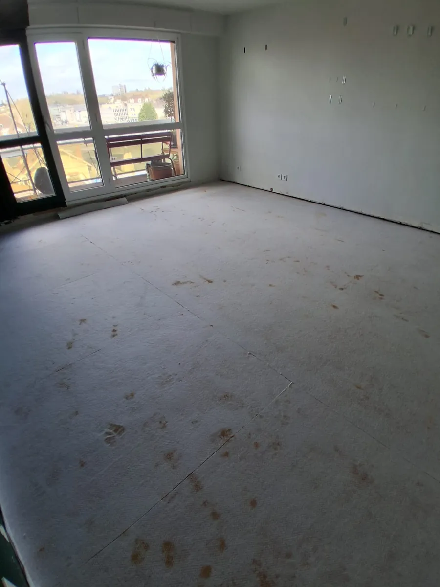 Séjour avant travaux, sol brut avant pose de parquet, rénovation appartement en Essonne