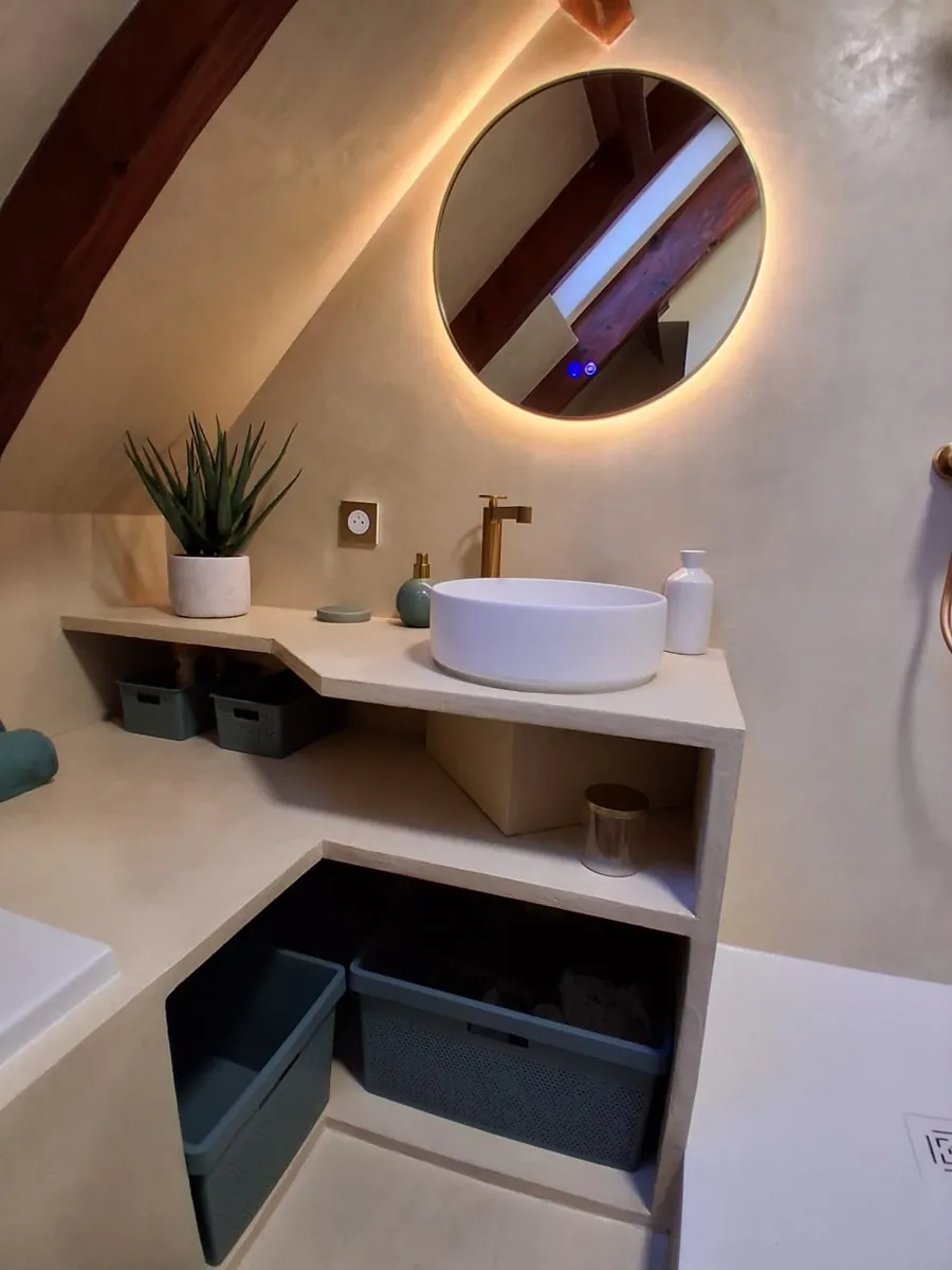 Vasque ronde blanche sur plan béton ciré avec rangements sur mesure, salle de bain en Essonne